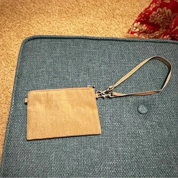 Baggallini Nylon Cross Body Handbag in Beige with Wristlet inside - Picture 6 of 7